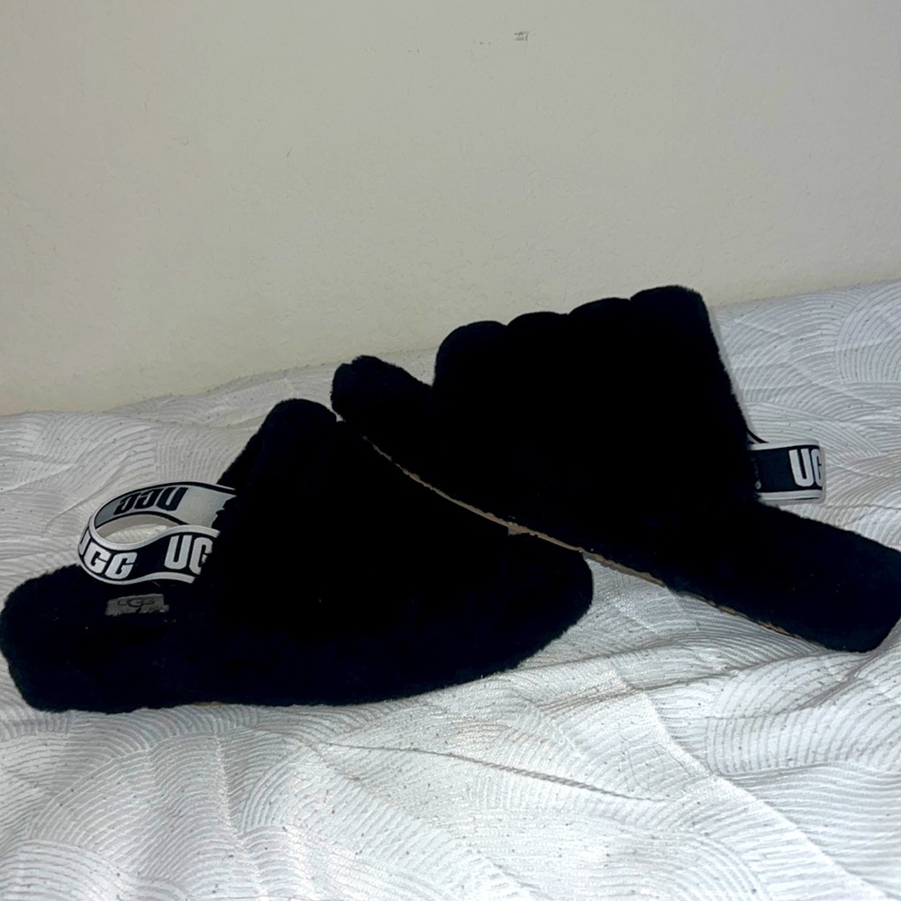 UGGS FLUFFY SLIDES😍